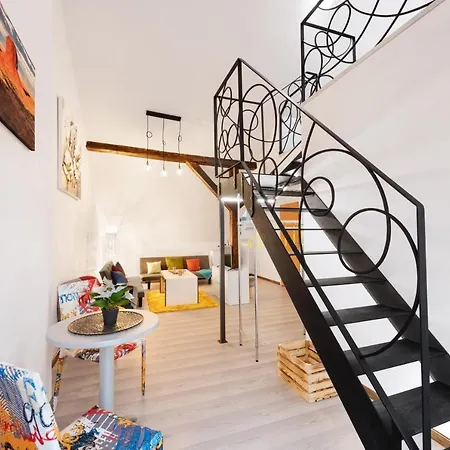 Republic Square Loft Apartahotel *